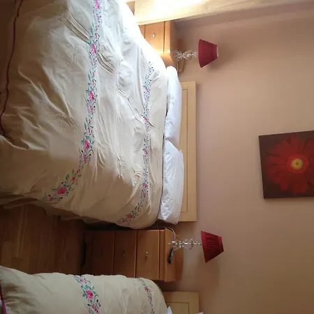 Hillview Couette-café 3*